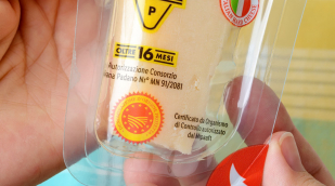 Parmesan mit geschützter Usprungsbezeichnung Parmesan mit geschützter Usprungsbezeichnung