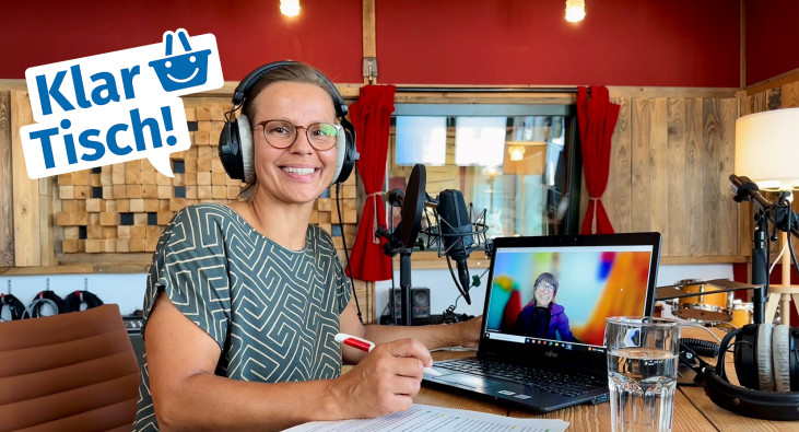 Zwei Frauen im Podcaststudio Zwei Frauen im Podcaststudio