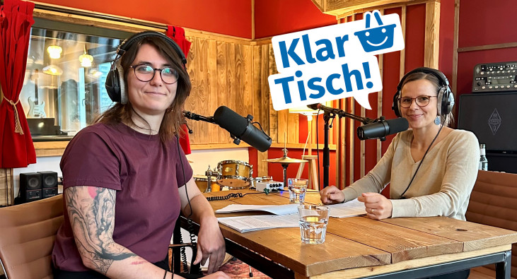 Podcastaufnahme mit Gästin im Aufnahmestudio Podcastaufnahme mit Gästin im Aufnahmestudio