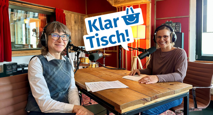 Podcastaufnahme mit Gästin im Aufnahmestudio Podcastaufnahme mit Gästin im Aufnahmestudio