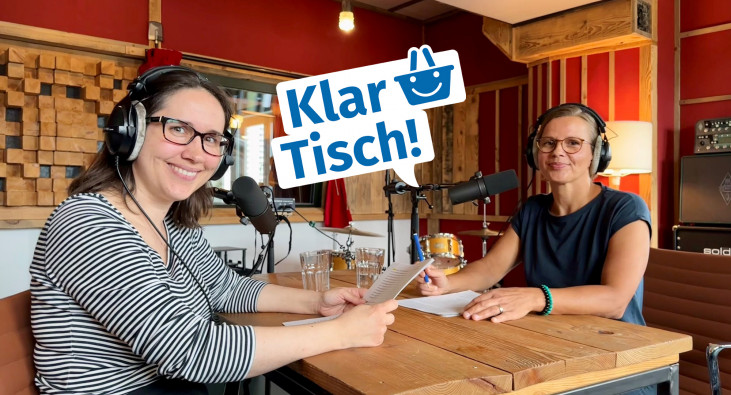 Podcastaufnahme mit Expertin im Aufnahmestudio Podcastaufnahme mit Expertin im Aufnahmestudio
