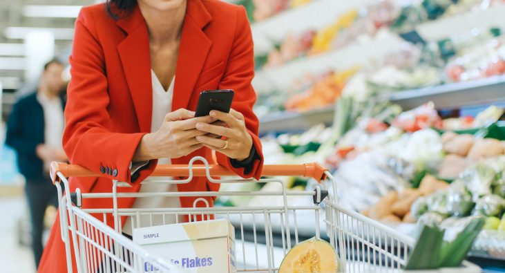 Frau mit Smartphone beim Einkaufen Frau mit Smartphone beim Einkaufen