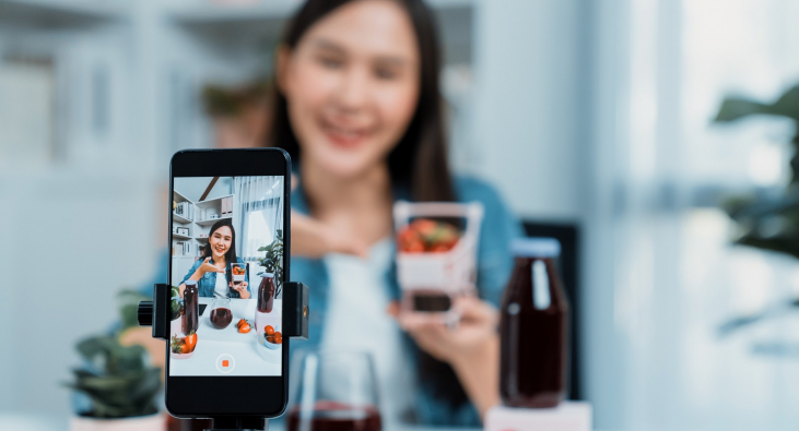 Influencerin während einer Aufnahme Influencerin während einer Aufnahme