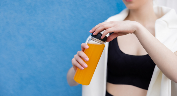 Frau mit Sportgetränk Frau mit Sportgetränk
