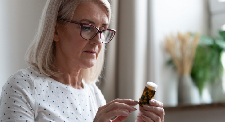 ältere Frau betrachtet aufmerksam Pillendose ältere Frau betrachtet aufmerksam Pillendose