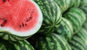 ganze-und-geschnittene-wassermelonen