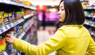 Frau vor dem Supermarktregal Frau vor dem Supermarktregal