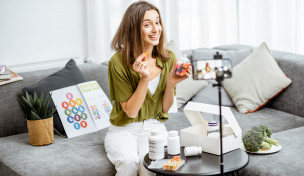 Influencerin mit Nahrungsergänzungsmittel Influencerin mit Nahrungsergänzungsmittel