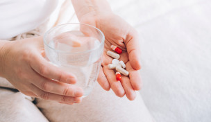 Hand mit Nahrungsergänzungsmitteln Hand mit Nahrungsergänzungsmitteln