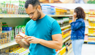 Mann liest Verpackung Mann liest Verpackung