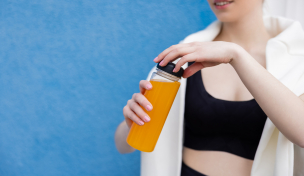 Frau mit Sportgetränk Frau mit Sportgetränk