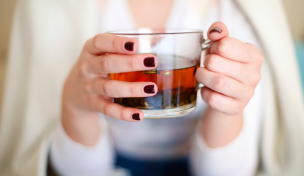 Teetrinkende Person Teetrinkende Person