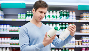 Mann wählt Milchprodukte