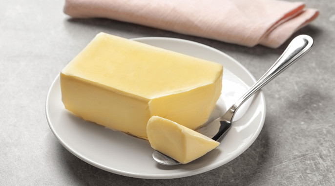 Margarine mit Messer auf Teller 