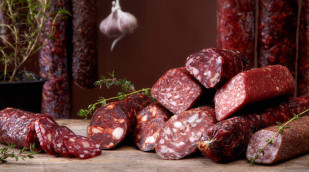 Verschiedene hängende und liegende Salami