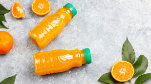 Flasche mit Orangensaft