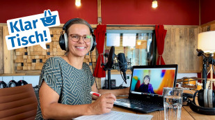 Zwei Frauen im Podcaststudio