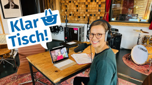 Podcastaufnahme mit Gästin in der Videokonferenz Podcastaufnahme mit Gästin in der Videokonferenz