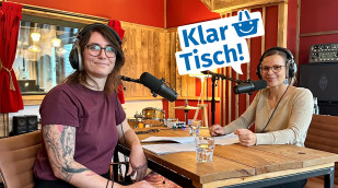 Podcastaufnahme mit Gästin im Aufnahmestudio Podcastaufnahme mit Gästin im Aufnahmestudio