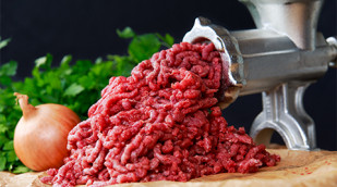 Fleischwolf mit Rinderhackfleisch Fleischwolf mit Rinderhackfleisch