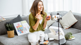 Influencerin mit Nahrungsergänzungsmittel Influencerin mit Nahrungsergänzungsmittel