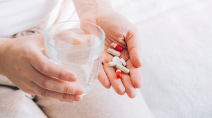 Hand mit Nahrungsergänzungsmitteln Hand mit Nahrungsergänzungsmitteln