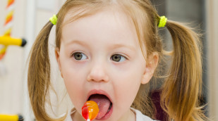 Kind mit Lolly Kind mit Lolly
