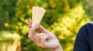 Zwei Waffelschnitten in einer Hand Zwei Waffelschnitten in einer Hand