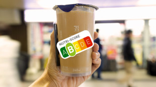 Hand hält Kaltgetränk im Supermarkt Hand hält Kaltgetränk im Supermarkt