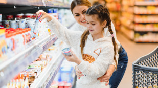 Mutter mit Kind am Kühlregal Mutter mit Kind am Kühlregal
