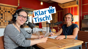 Podcastaufnahme mit Expertin im Aufnahmestudio Podcastaufnahme mit Expertin im Aufnahmestudio