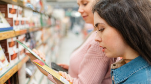 Frau studiert Verpackung Frau studiert Verpackung