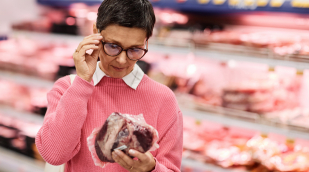 Frau-begutachtet-verpacktes-Fleisch Frau-begutachtet-verpacktes-Fleisch