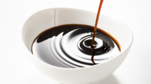 Worcestersauce in einer Schale Worcestersauce in einer Schale