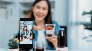 Influencerin während einer Aufnahme Influencerin während einer Aufnahme