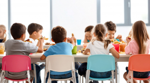 Kinder essen am Tisch Kinder essen am Tisch