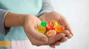 Bonbons in der Hand Bonbons in der Hand