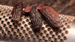 Tonkabohne auf Reibe Tonkabohne auf Reibe