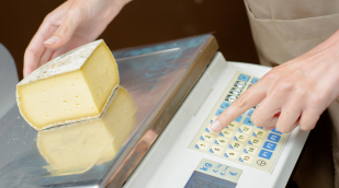 Käse auf der Waage Käse auf der Waage