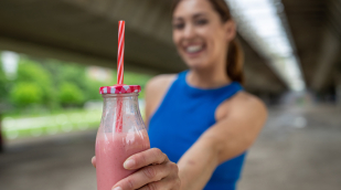 Sportlerin mit Drink Sportlerin mit Drink