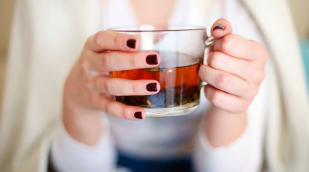 Teetrinkende Person Teetrinkende Person