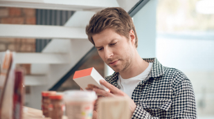 Mann studiert Verpackung Mann studiert Verpackung