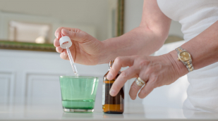 Flasche mit Pipette Flasche mit Pippette