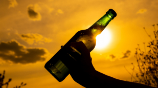 Silhouette einer Bierflasche Silhouette einer Bierflasche