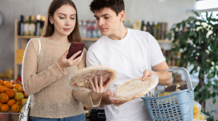 Paar liest Pizzaverpackung Paar liest Pizzaverpackung