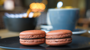Macarons auf einem Teller Macarons auf einem Teller