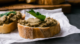 Brot mit veganer Leberwurst Brot mit veganer Leberwurst