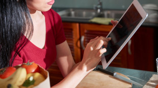 Frau mit Tablet