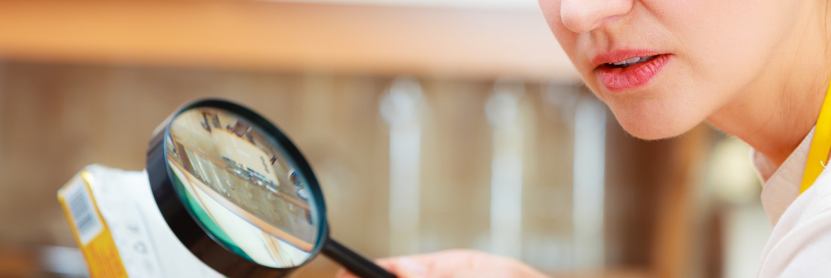 Frau mit Lupe Frau mit Lupe