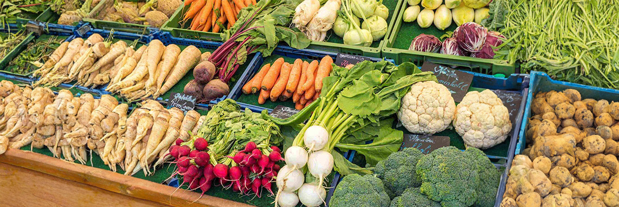 Gemüse an einem Marktstand